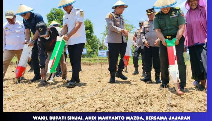 Wakil Bupati Sinjai, Andi Mahyanto Mazda, bersama jajaran Polres Sinjai dan Forkopimda saat mengikuti kegiatan penanaman jagung serentak kuartal IV di Dusun Bonto, Desa Kaloling, Kecamatan Sinjai Timur, Rabu (8/10/2025). (Foto: Humas Kominfo Sinjai)
