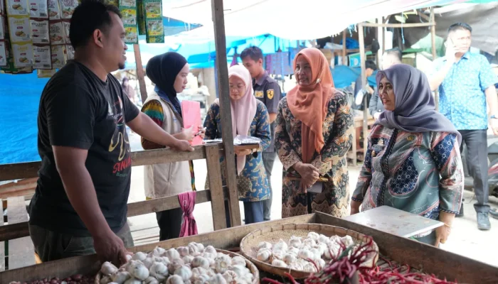 Bupati Sinjai Tinjau Pasar Sentral, Pastikan Harga Pangan Stabil dan Pasokan Aman