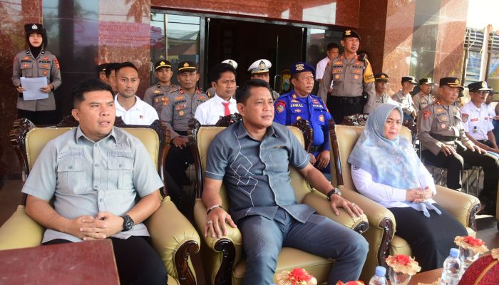 Ketua DPRD Sinjai Dukung Penguatan Kesiapsiagaan Bencana Hidrometeorologi 2025 SINJAI — Ketua DPRD Kabupaten Sinjai, Andi Jusman, menghadiri Apel Kesiapan Tanggap Darurat Bencana Hidrometeorologi Tahun 2025 yang digelar di Lapangan Apel Polres Sinjai, Rabu (5/11/2025). Kegiatan ini menjadi momentum penting dalam memperkuat koordinasi dan sinergi lintas sektor menghadapi potensi bencana yang dapat terjadi di wilayah Sinjai. Apel yang dipimpin oleh Wakapolres Sinjai, Kompol Tamar, tersebut diikuti oleh jajaran Forkopimda, TNI, Polri, BPBD, serta sejumlah unsur pemerintah daerah. Dalam arahannya, Kompol Tamar menegaskan pentingnya kesiapan dan kolaborasi semua pihak dalam menghadapi ancaman bencana hidrometeorologi, seperti banjir, tanah longsor, dan angin kencang. > “Apel kesiapan ini merupakan bentuk pengecekan terhadap personel dan sarana prasarana yang dimiliki. Kita harus bergerak cepat, sigap, dan tepat dalam menghadapi setiap kemungkinan bencana,” tegas Kompol Tamar. Ia juga menekankan bahwa kegiatan ini merupakan wujud komitmen bersama untuk menjamin keamanan dan keselamatan masyarakat, serta memperkuat peran aktif semua elemen dalam penanggulangan bencana. Sementara itu, Ketua DPRD Sinjai Andi Jusman menyampaikan apresiasinya terhadap pelaksanaan apel tersebut. Menurutnya, langkah yang diambil aparat keamanan dan instansi terkait merupakan bentuk kesiapsiagaan nyata dalam menghadapi tantangan alam yang semakin kompleks. > “Bencana alam adalah tantangan global yang tidak bisa dihindari, namun bisa diantisipasi. Sinergi dan kesiapsiagaan adalah kunci utama dalam melindungi masyarakat,” ujarnya. Andi Jusman menegaskan bahwa DPRD Sinjai mendukung penuh langkah strategis pemerintah daerah dan aparat keamanan dalam upaya mitigasi bencana, sekaligus mengajak masyarakat untuk berperan aktif menjaga lingkungan dan meningkatkan kewaspadaan. Apel kesiapan ini turut dihadiri oleh Bupati Sinjai Hj. Ratnawati Arif, jajaran Forkopimda, Pejabat Utama Polres Sinjai, serta Kepala OPD dan BPBD Sinjai, menandai sinergi kuat antara unsur pemerintahan, keamanan, dan masyarakat dalam menghadapi musim hujan dan potensi bencana di tahun 2025.