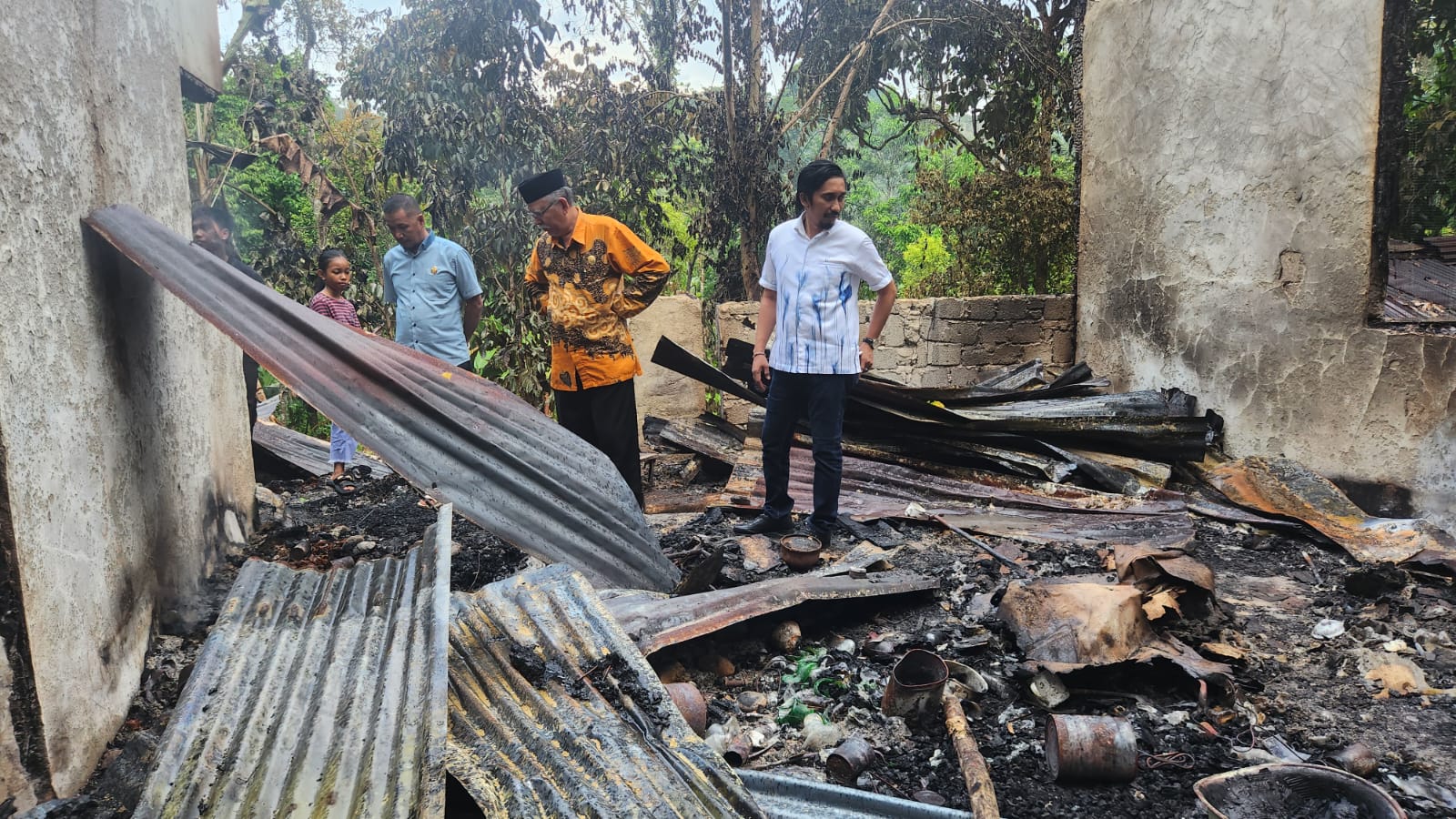 Peduli Warga Terdampak Kebakaran, Wakil Ketua Komisi I DPRD Sinjai Salurkan Bantuan di Desa Saohiring