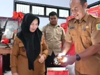Bupati Sinjai Dra. Hj. Ratnawati Arif meninjau sarana dan prasarana serta logistik penanggulangan bencana di Dinas Sosial
