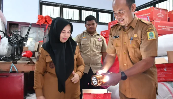 Bupati Sinjai Dra. Hj. Ratnawati Arif meninjau sarana dan prasarana serta logistik penanggulangan bencana di Dinas Sosial