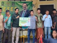 ZAH Serahkan 40 Paket Lampu Jalan Saat Reses di Dapil IV