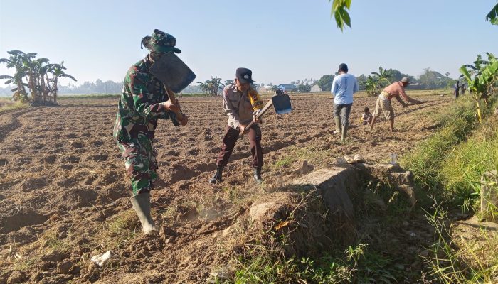 Wujudkan Akses Tani Yang Lebih Baik Babinsa Dan Warga Dusun Allu Bahu Membahu Buka Jalan Swadaya